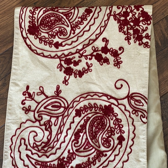 Detailed Table Runner - Picture 2 of 6
